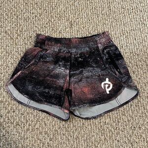 LIKE NEW Lululemon x Peloton Women’s Tracker Mid Rise Lined Shorts 4”